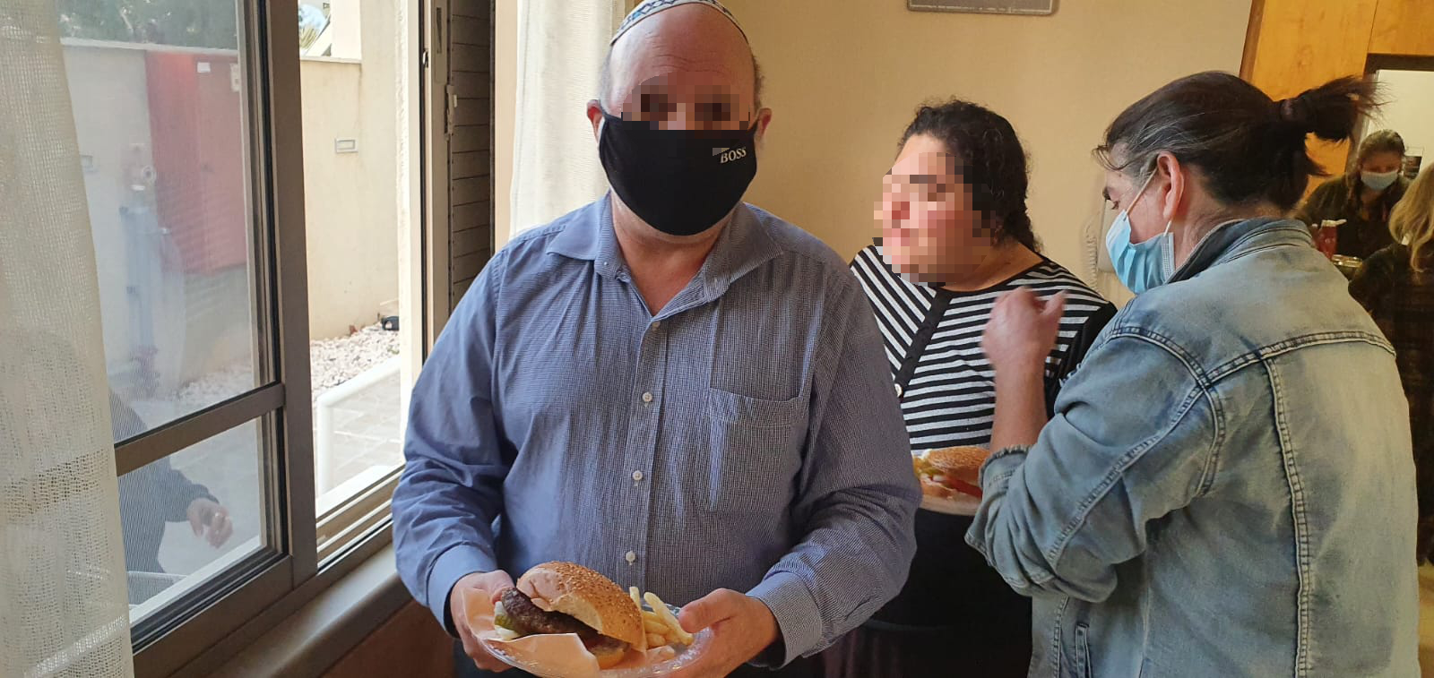 ארוחת המבורגרים בהוסטל למבוגרים בעלי מש"ה