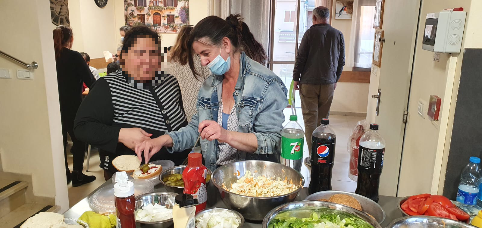 ארוחת המבורגרים בהוסטל למבוגרים בעלי מש"ה