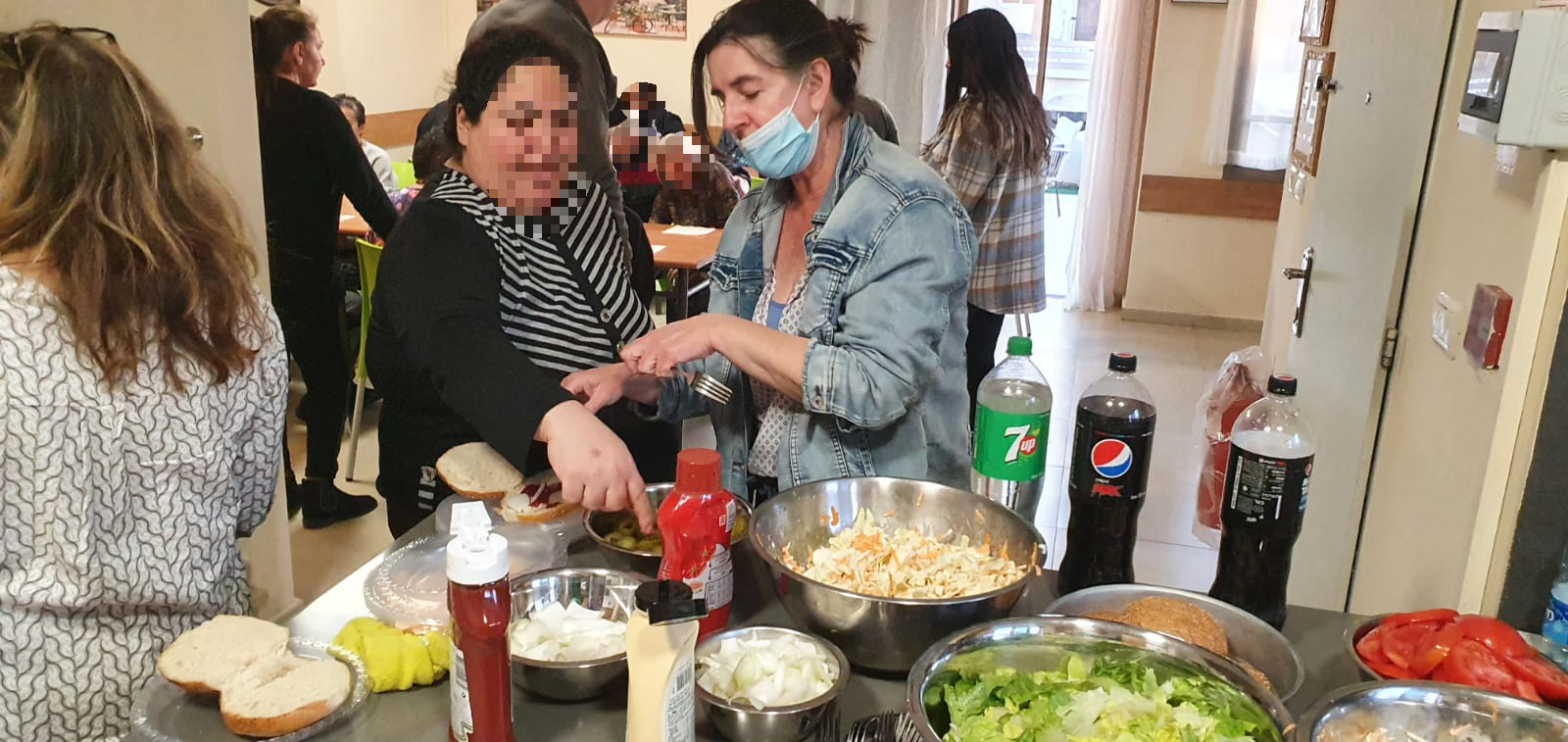 ארוחת המבורגרים בהוסטל למבוגרים בעלי מש"ה