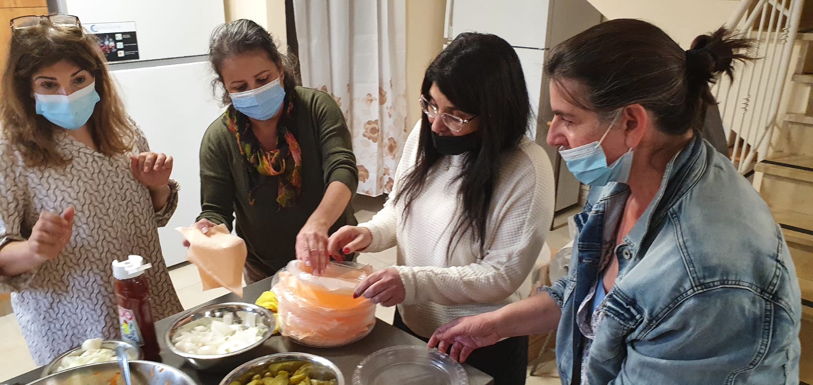 ארוחת המבורגרים בהוסטל למבוגרים בעלי מש"ה