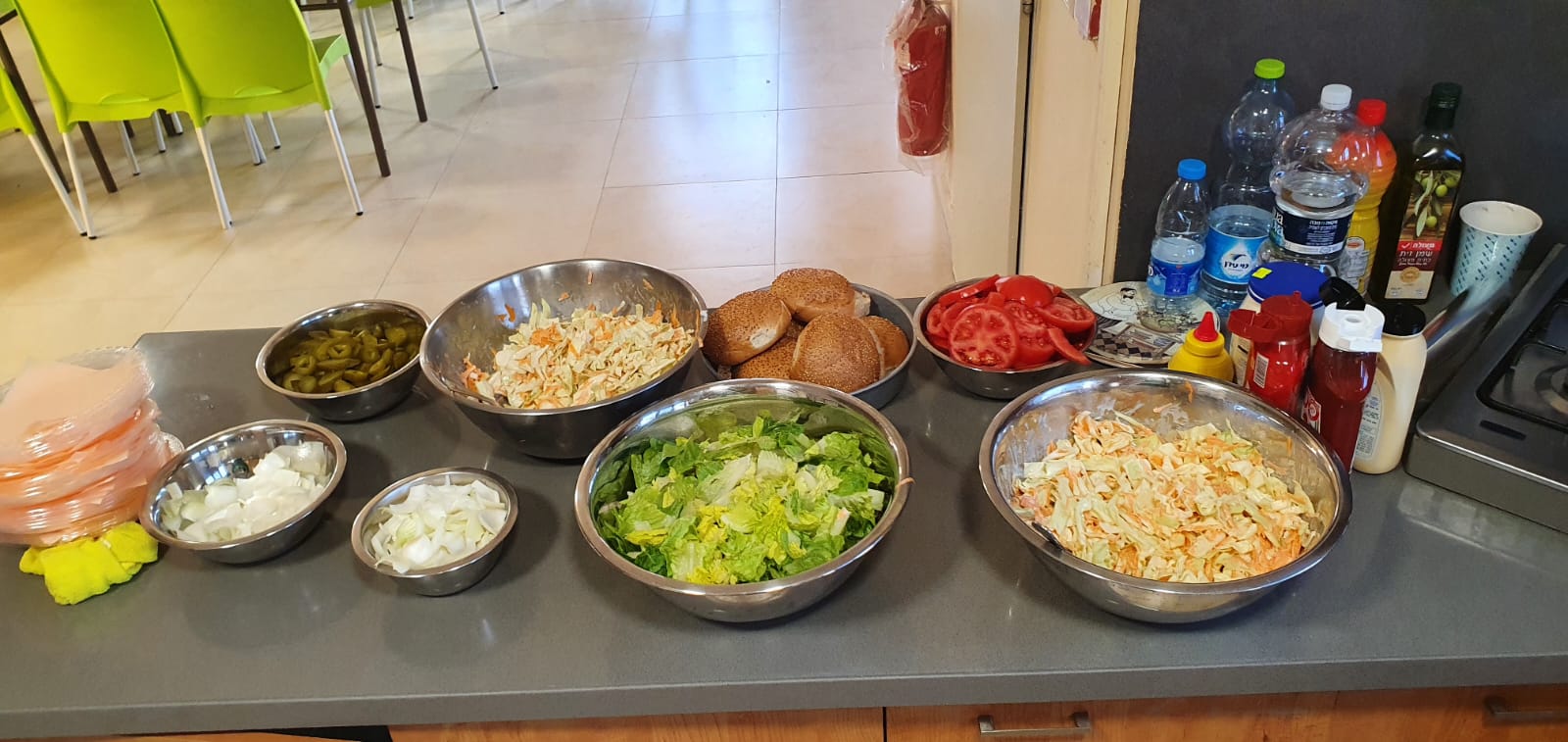 ארוחת המבורגרים בהוסטל למבוגרים בעלי מש"ה