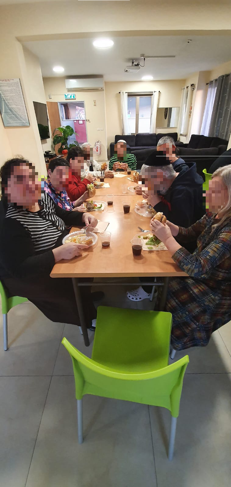 ארוחת המבורגרים בהוסטל למבוגרים בעלי מש"ה