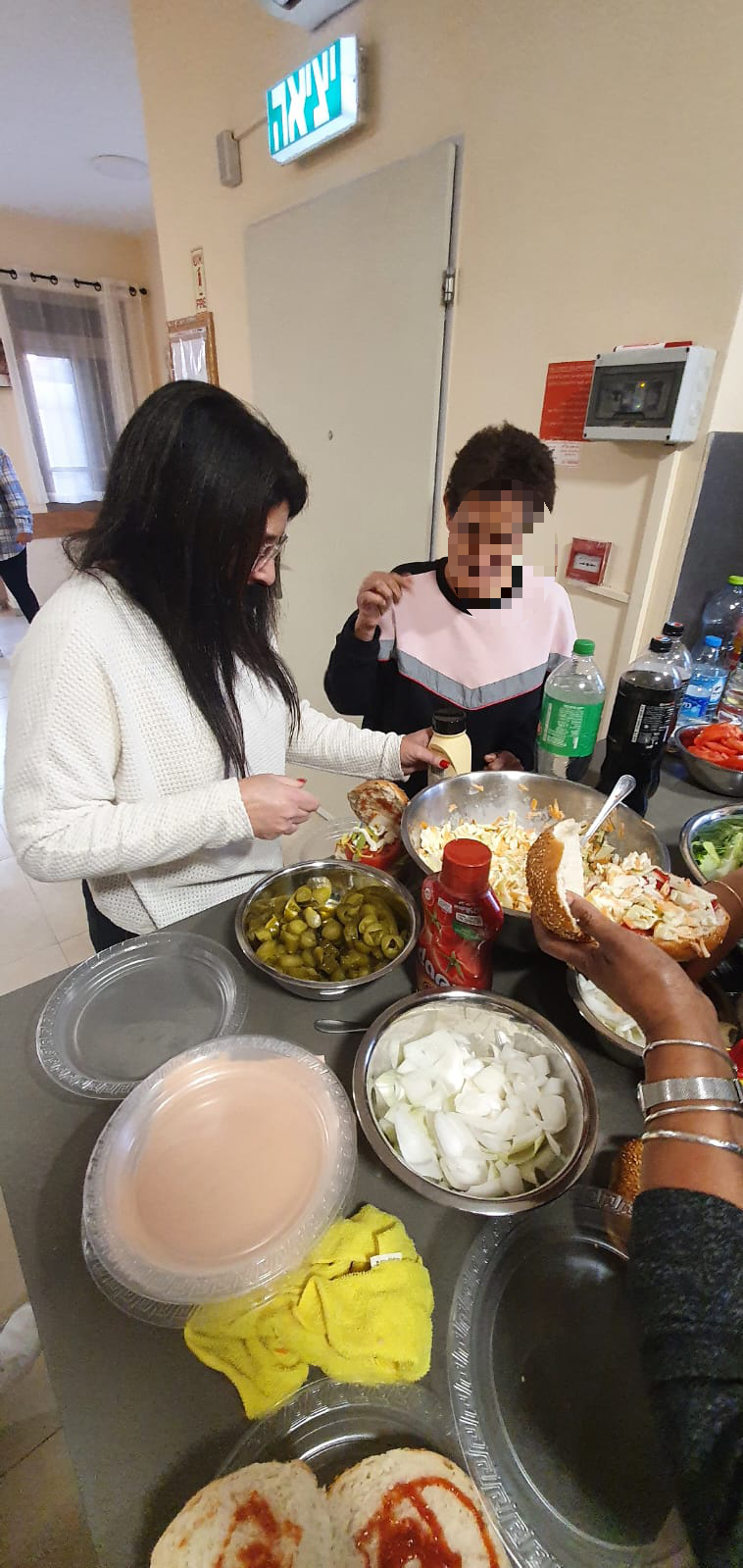 ארוחת המבורגרים בהוסטל למבוגרים בעלי מש"ה
