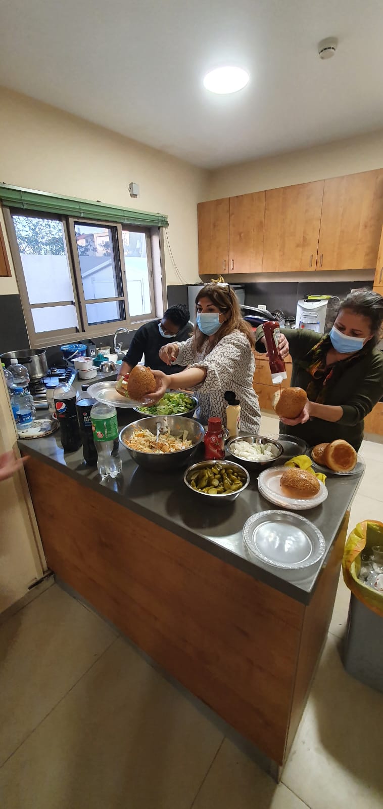 ארוחת המבורגרים בהוסטל למבוגרים בעלי מש"ה