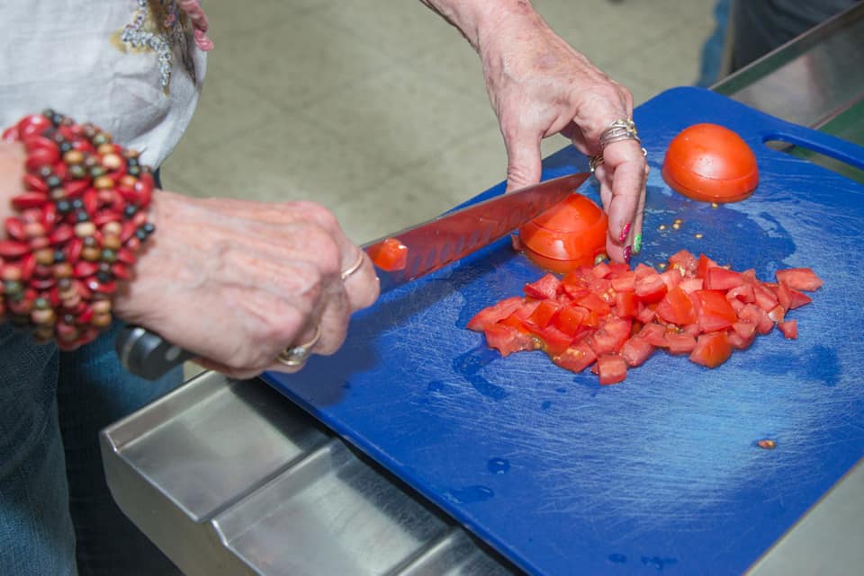 ארוחת ל"ג בעומר במעון ניצולי השואה