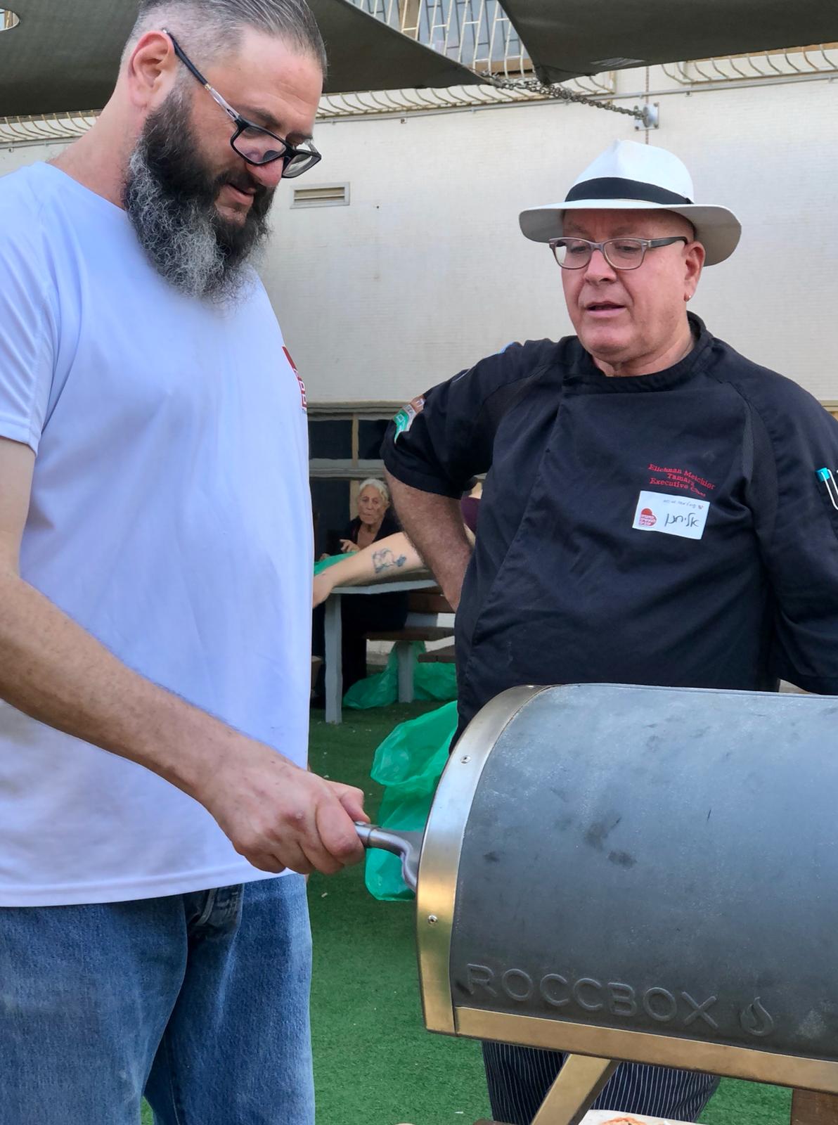 פיצה עם צעירים אוטיסטים בכפר עופרים