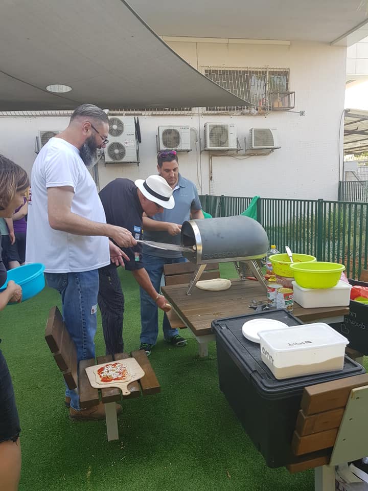 פיצה עם צעירים אוטיסטים בכפר עופרים