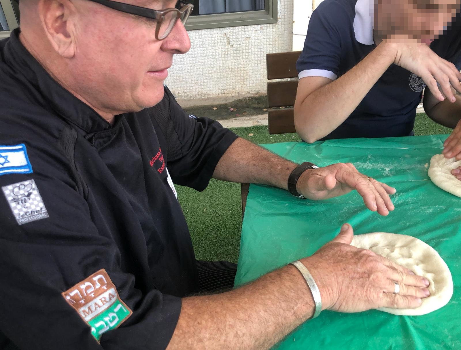 פיצה עם צעירים אוטיסטים בכפר עופרים