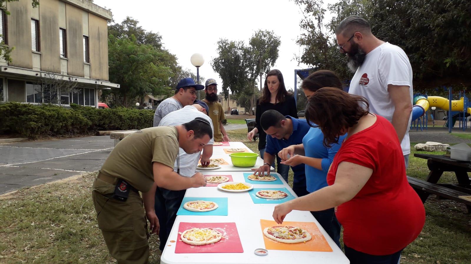 פיצה לצעירים מיוחדים המתנדבים לצה"ל
