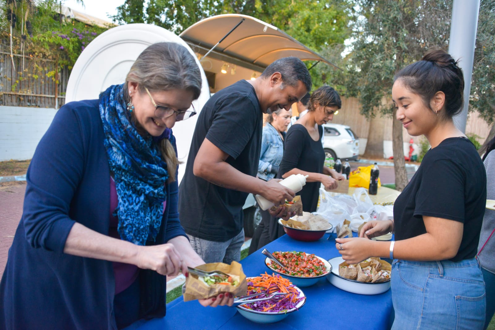 אחה"צ של מוסיקה ופלאפל בכפר עופרים