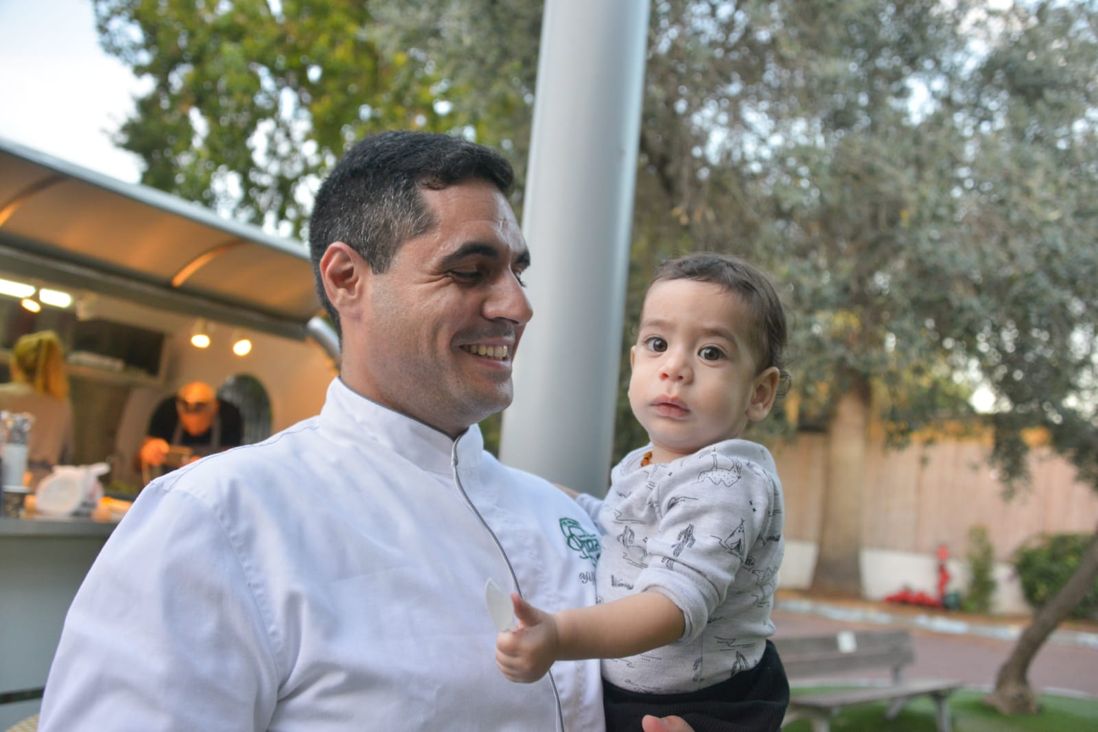 אחה"צ של מוסיקה ופלאפל בכפר עופרים