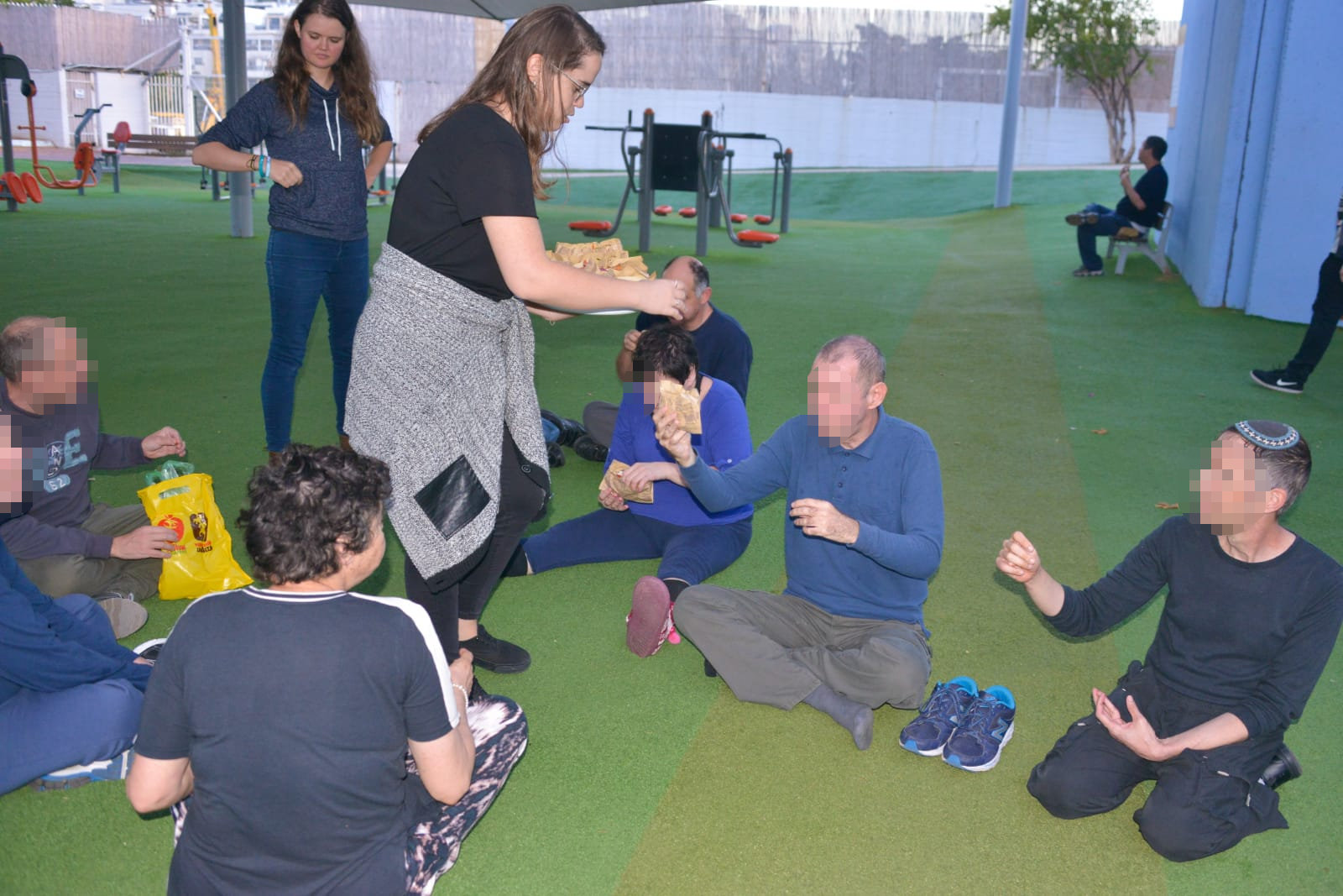 אחה"צ של מוסיקה ופלאפל בכפר עופרים