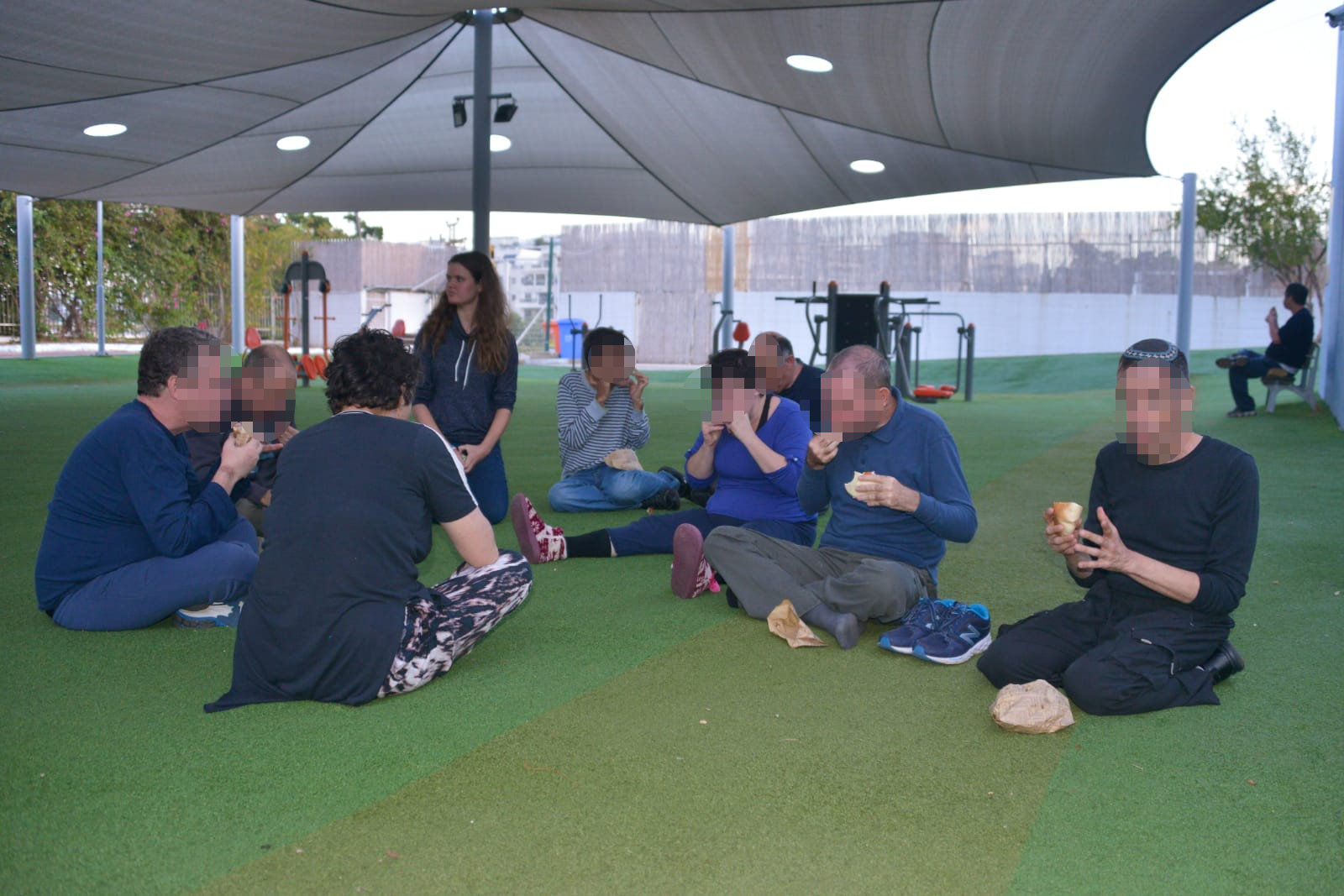 אחה"צ של מוסיקה ופלאפל בכפר עופרים