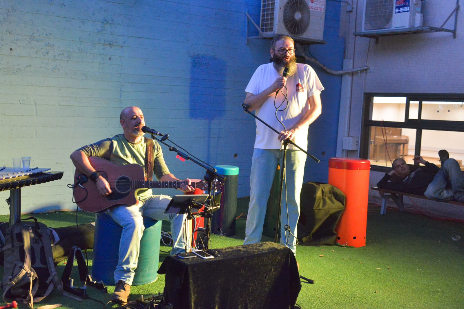 אחה"צ של מוסיקה ופלאפל בכפר עופרים