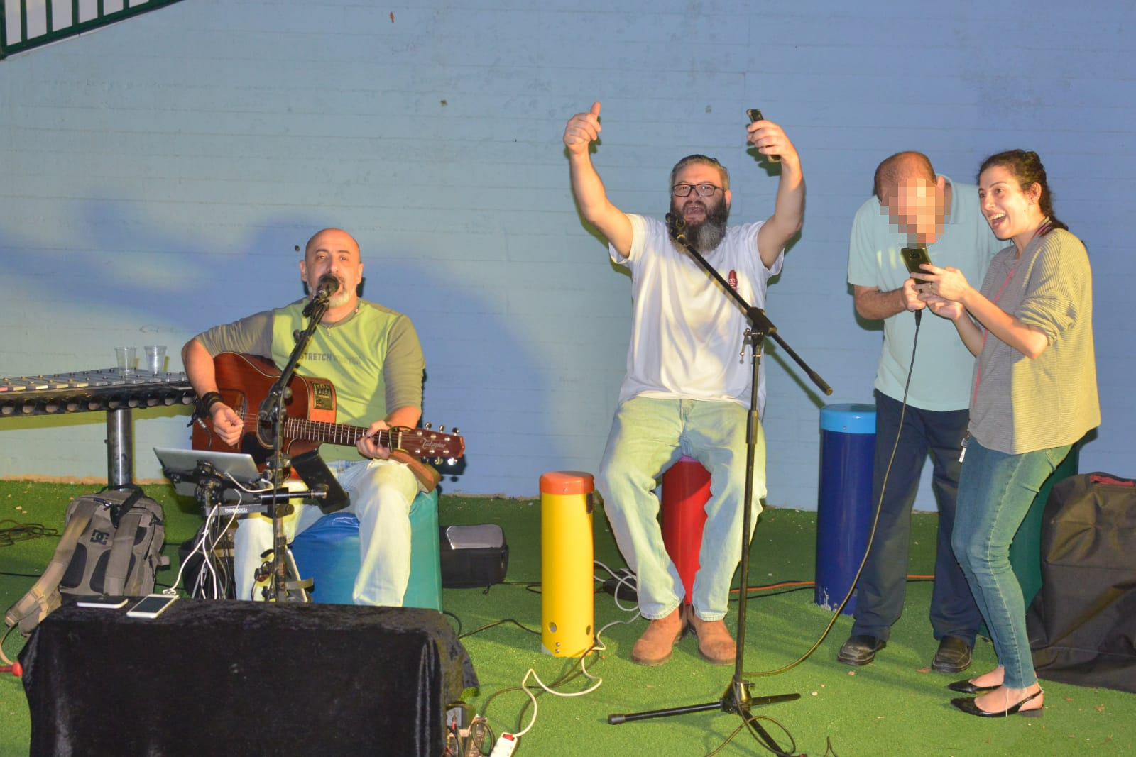 אחה"צ של מוסיקה ופלאפל בכפר עופרים