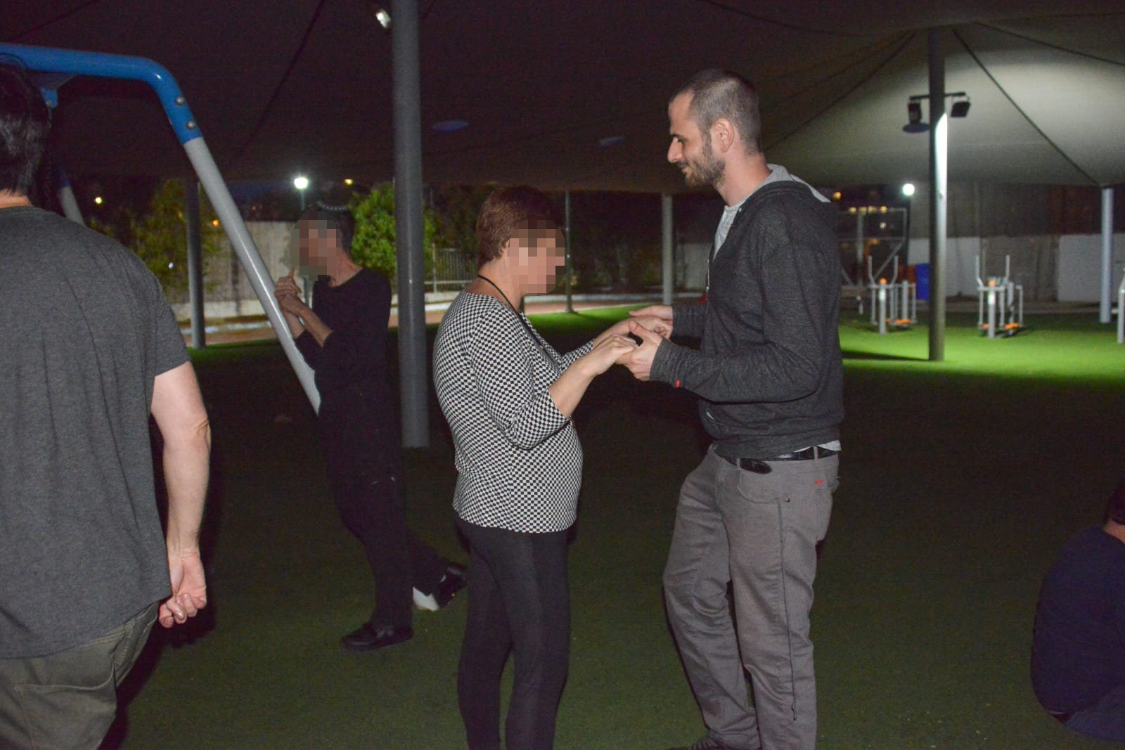 אחה"צ של מוסיקה ופלאפל בכפר עופרים