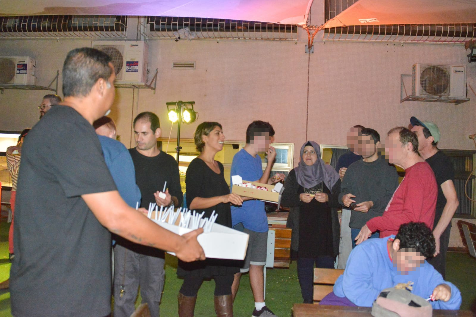 אחה"צ של מוסיקה ופלאפל בכפר עופרים