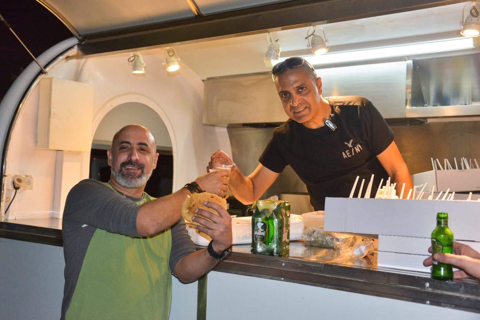 אחה"צ של מוסיקה ופלאפל בכפר עופרים