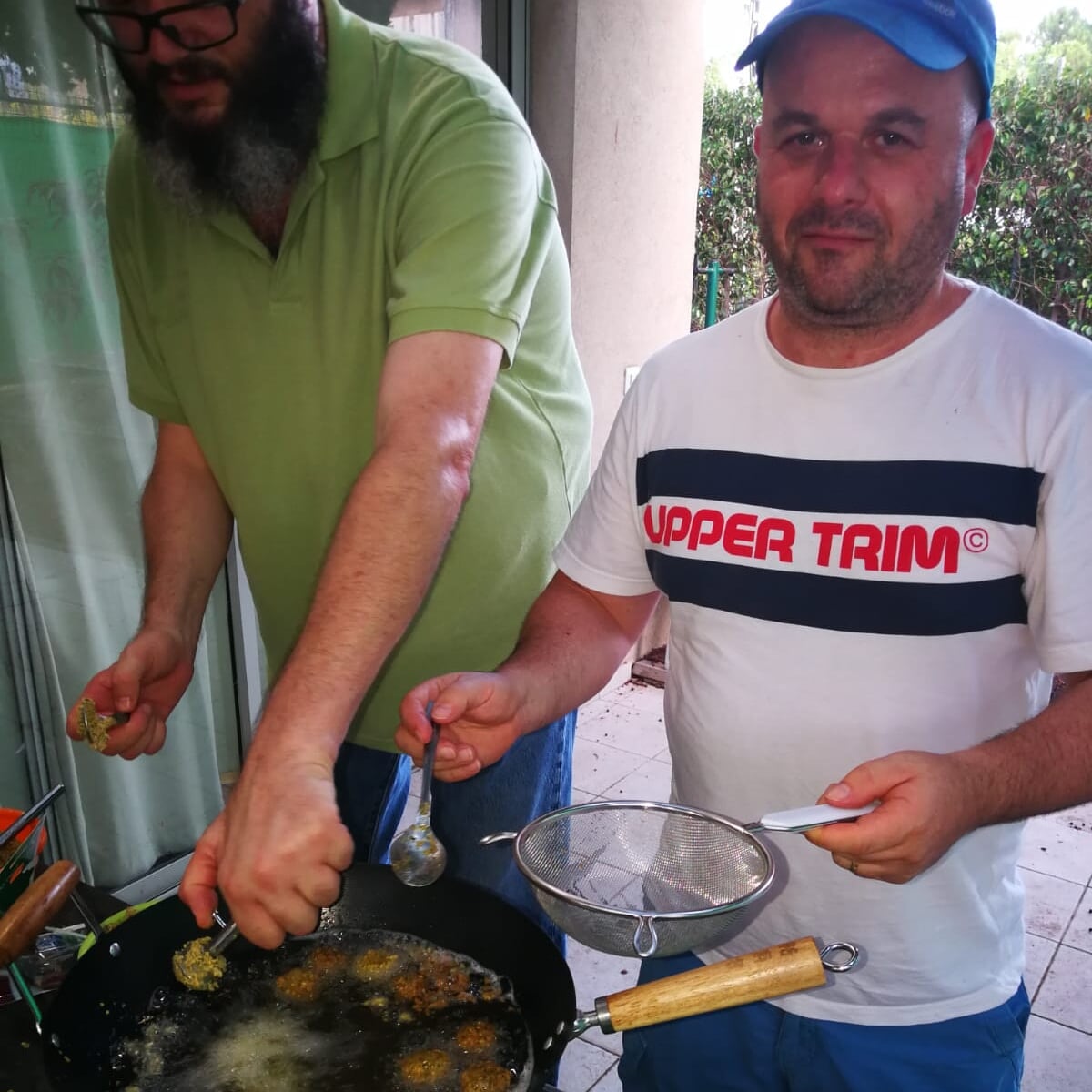 הכנת פלאפל בפיתה עם חניכי אקים