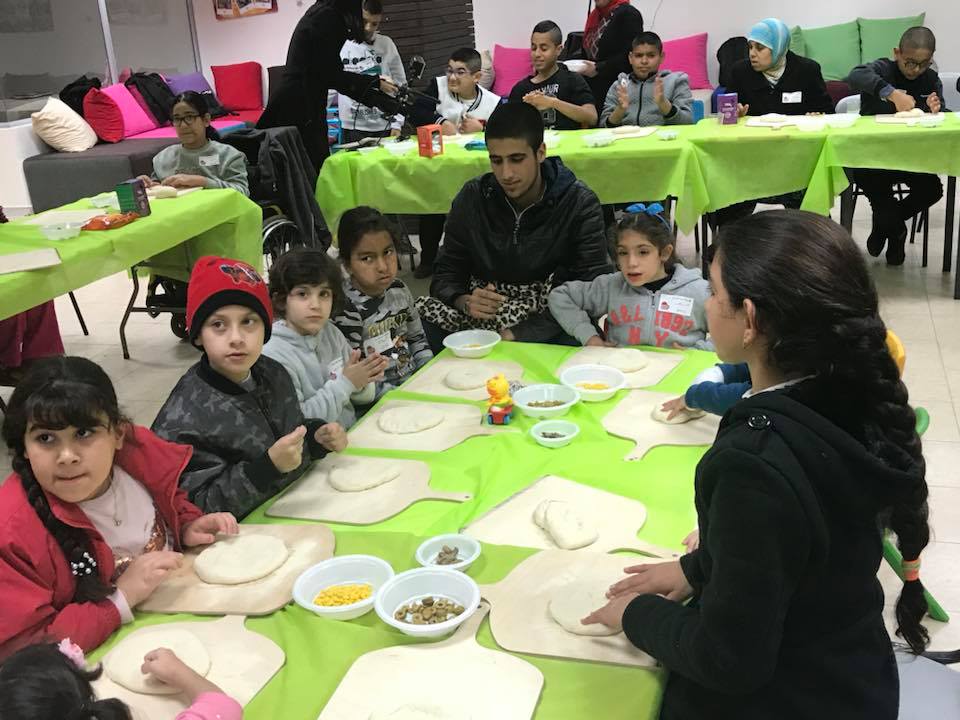 סדנת פיצה במרכז לשילוב בעלי מוגבלויות