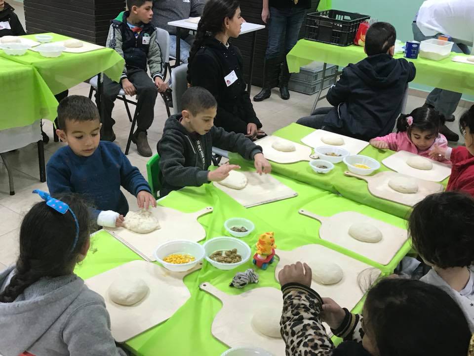סדנת פיצה במרכז לשילוב בעלי מוגבלויות