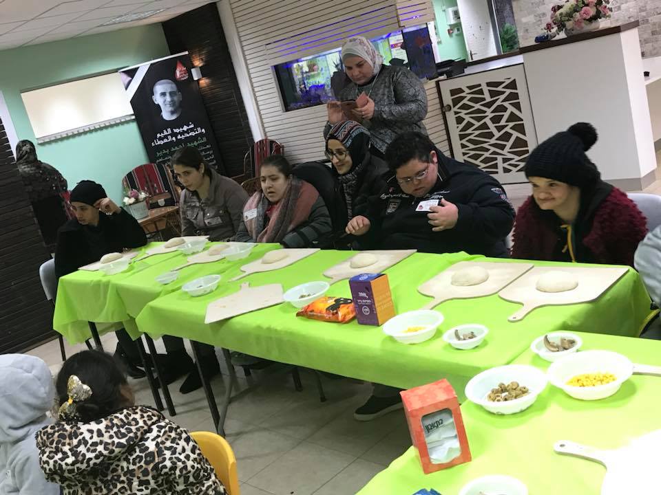 סדנת פיצה במרכז לשילוב בעלי מוגבלויות