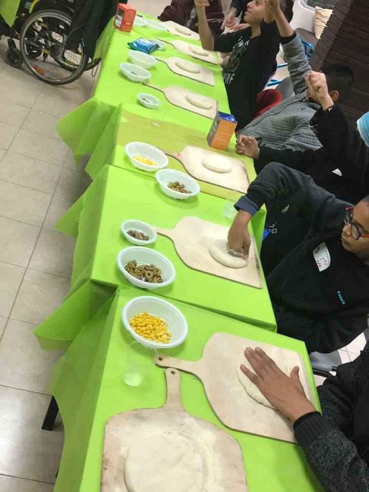 סדנת פיצה במרכז לשילוב בעלי מוגבלויות