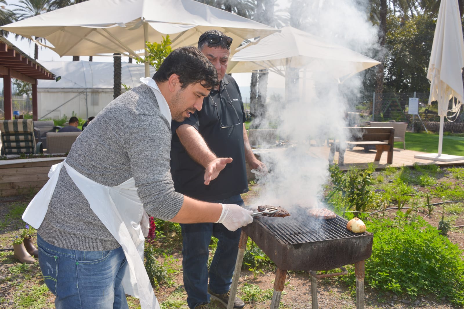 ארוחת המבורגרים במכללה לכישורי חיים