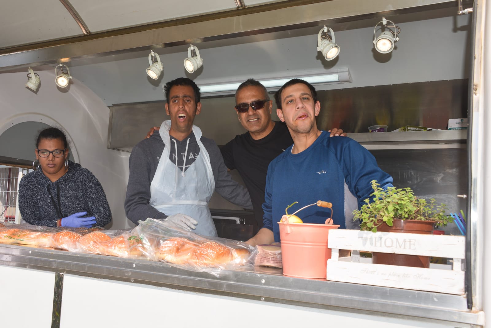 ארוחת המבורגרים במכללה לכישורי חיים