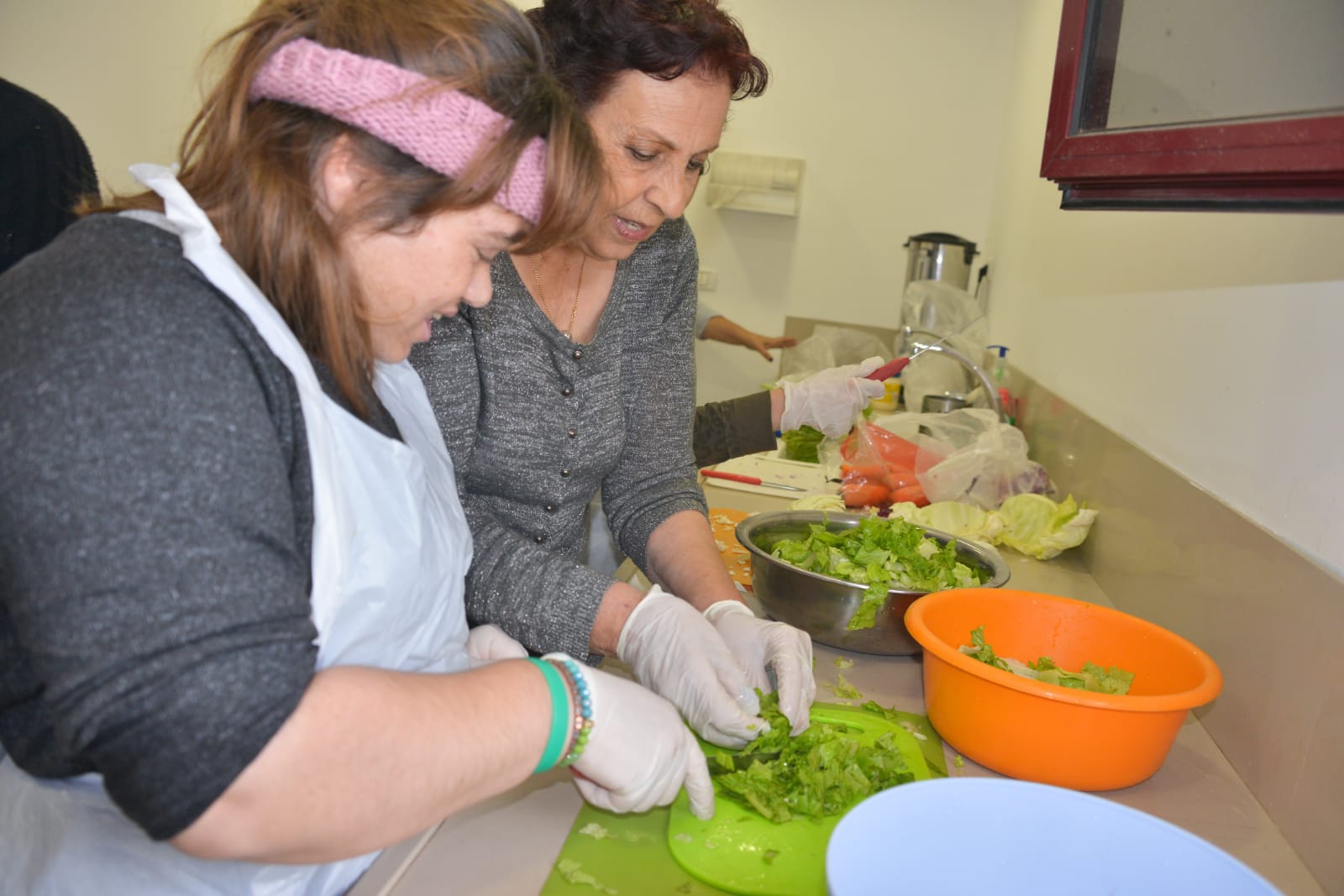 ארוחת המבורגרים במכללה לכישורי חיים