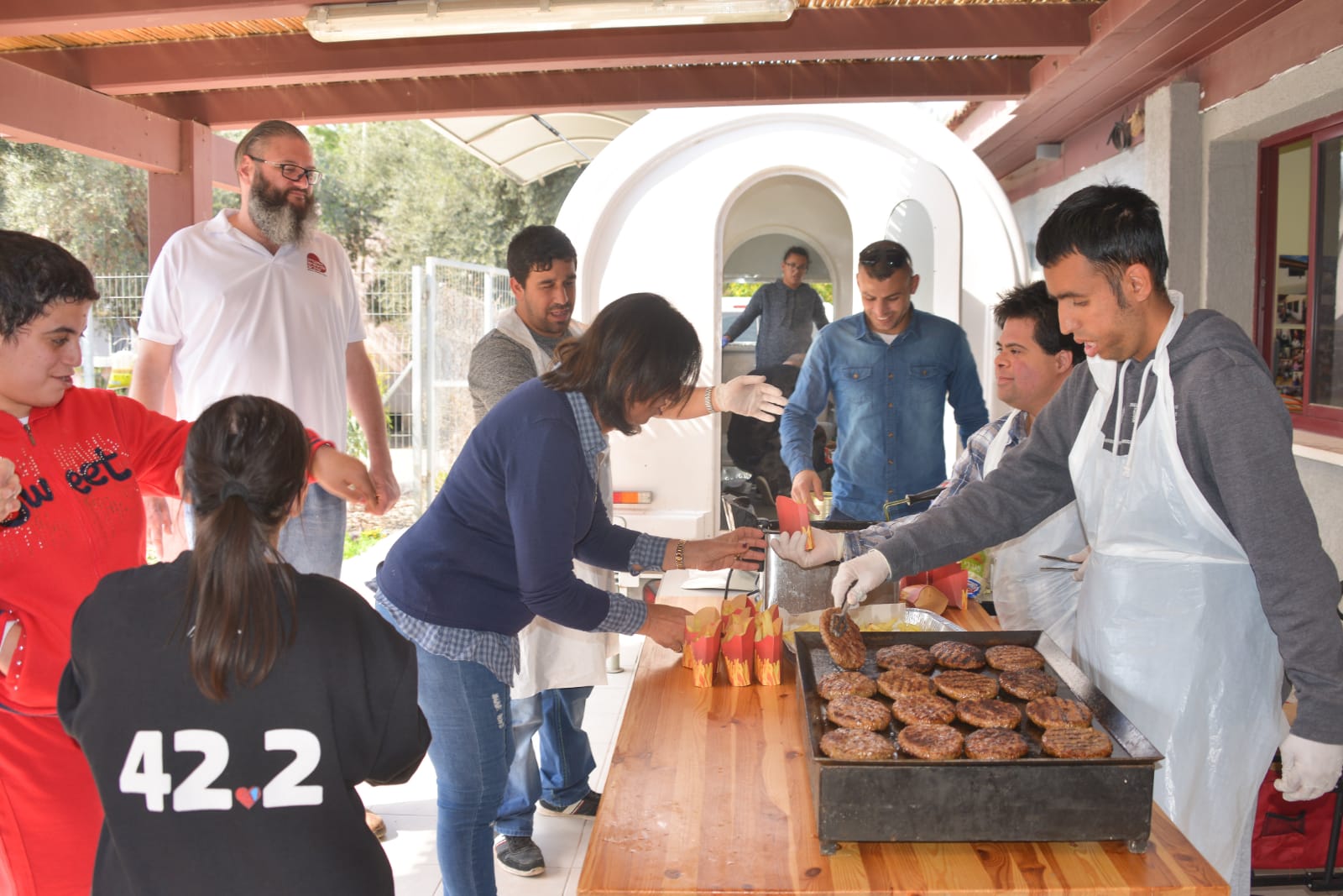 ארוחת המבורגרים במכללה לכישורי חיים