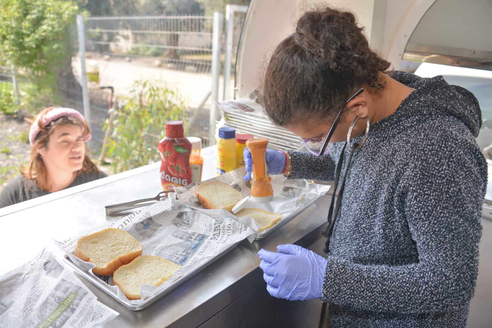 ארוחת המבורגרים במכללה לכישורי חיים