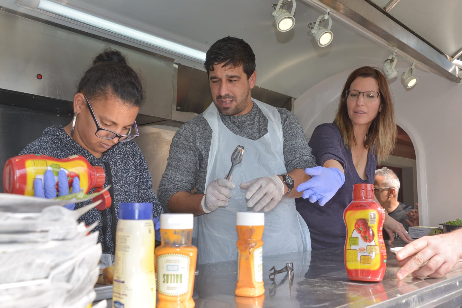 ארוחת המבורגרים במכללה לכישורי חיים