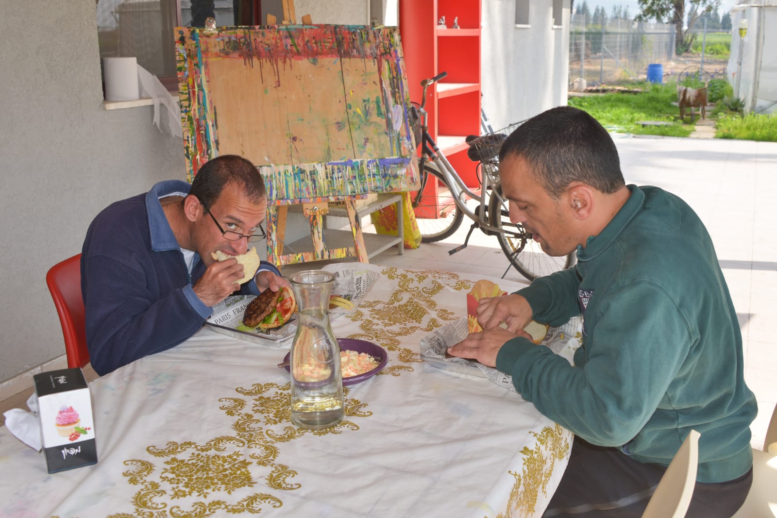 ארוחת המבורגרים במכללה לכישורי חיים