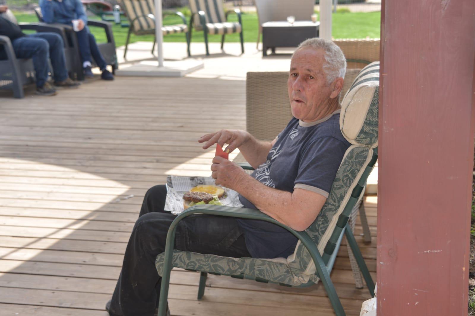 ארוחת המבורגרים במכללה לכישורי חיים