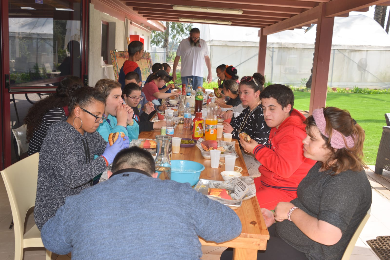 ארוחת המבורגרים במכללה לכישורי חיים