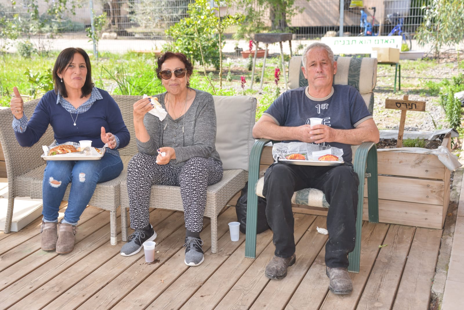 ארוחת המבורגרים במכללה לכישורי חיים