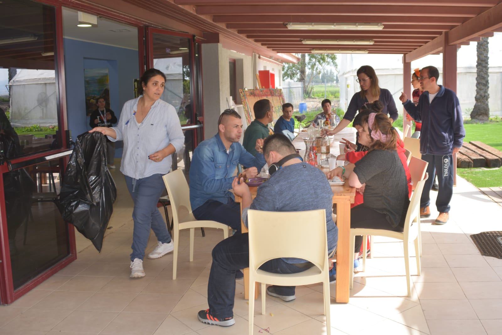 ארוחת המבורגרים במכללה לכישורי חיים