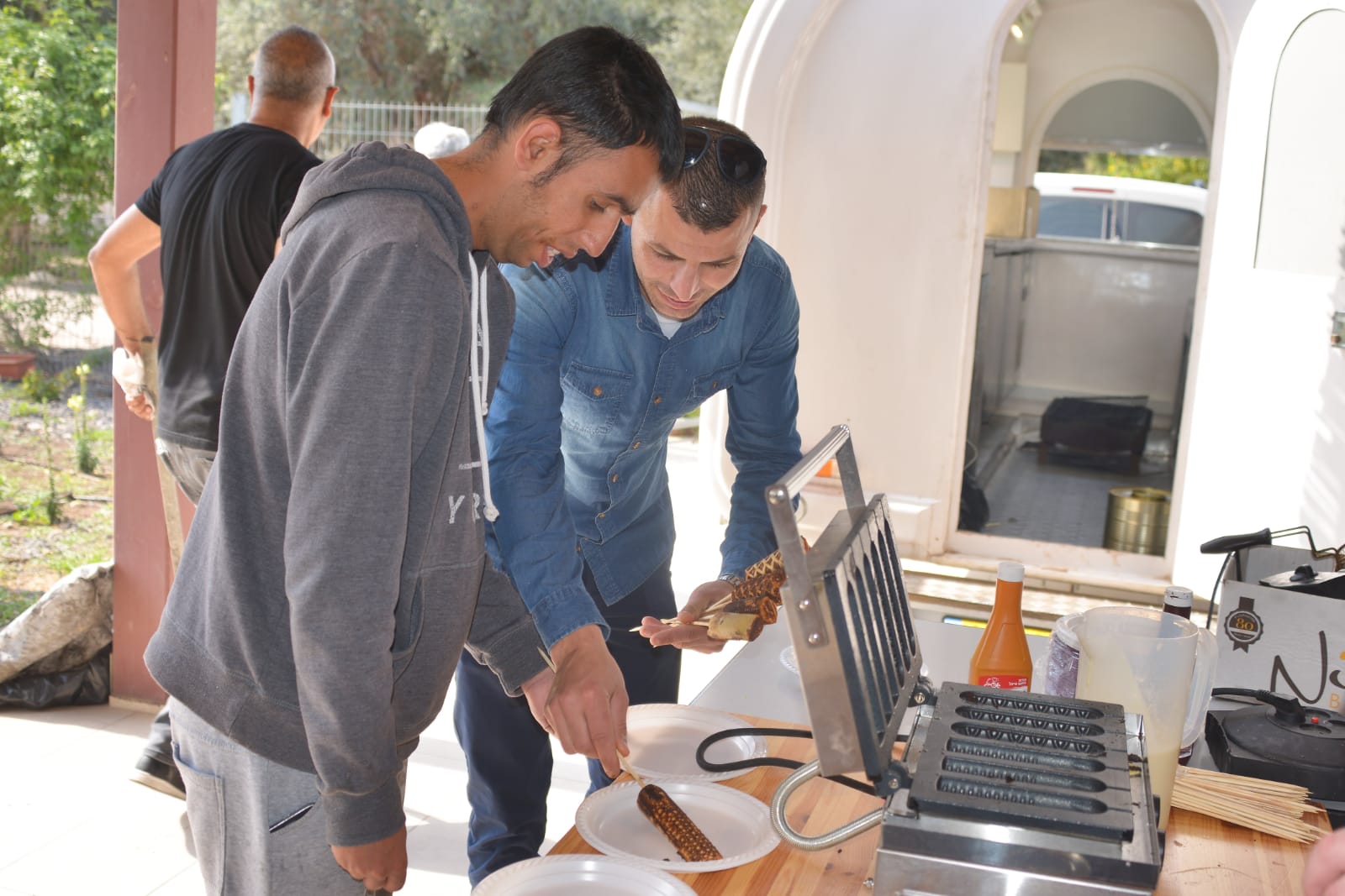 ארוחת המבורגרים במכללה לכישורי חיים