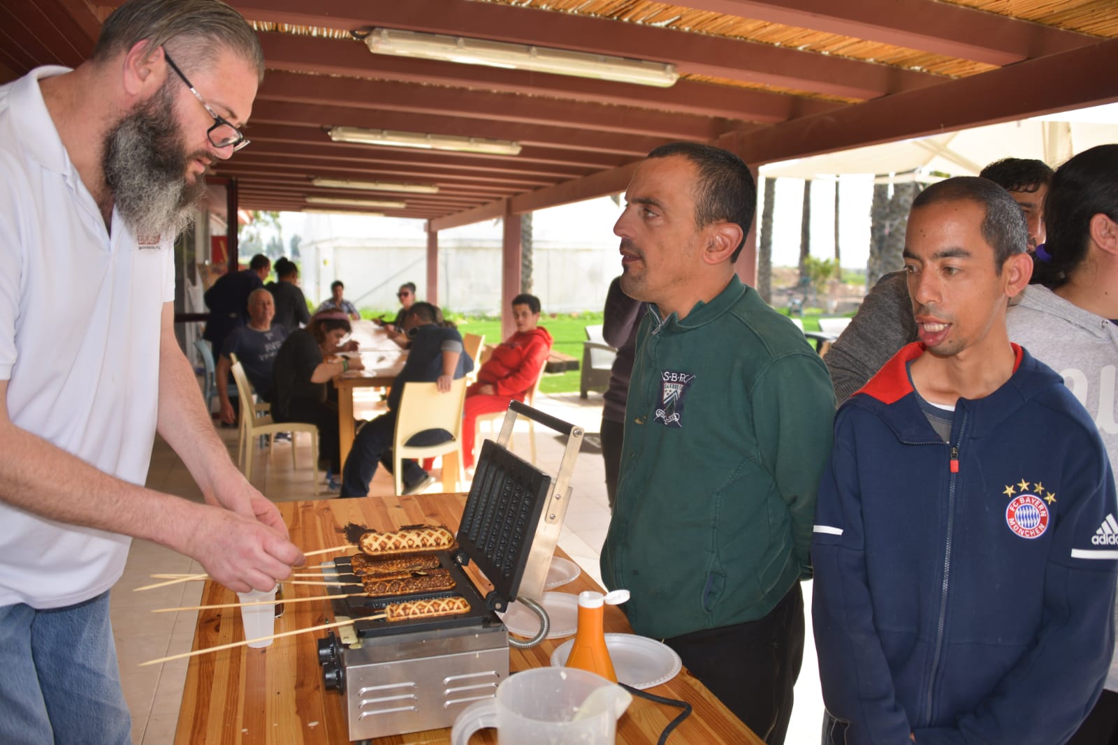 ארוחת המבורגרים במכללה לכישורי חיים