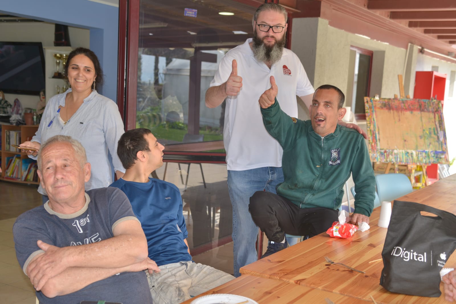 ארוחת המבורגרים במכללה לכישורי חיים