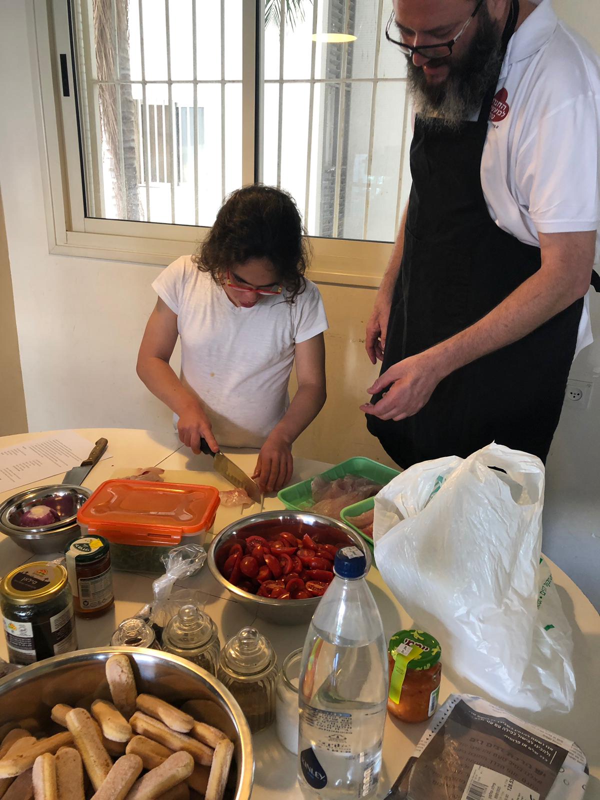 ילדי פרוייקט כפתור והשף איל לביא