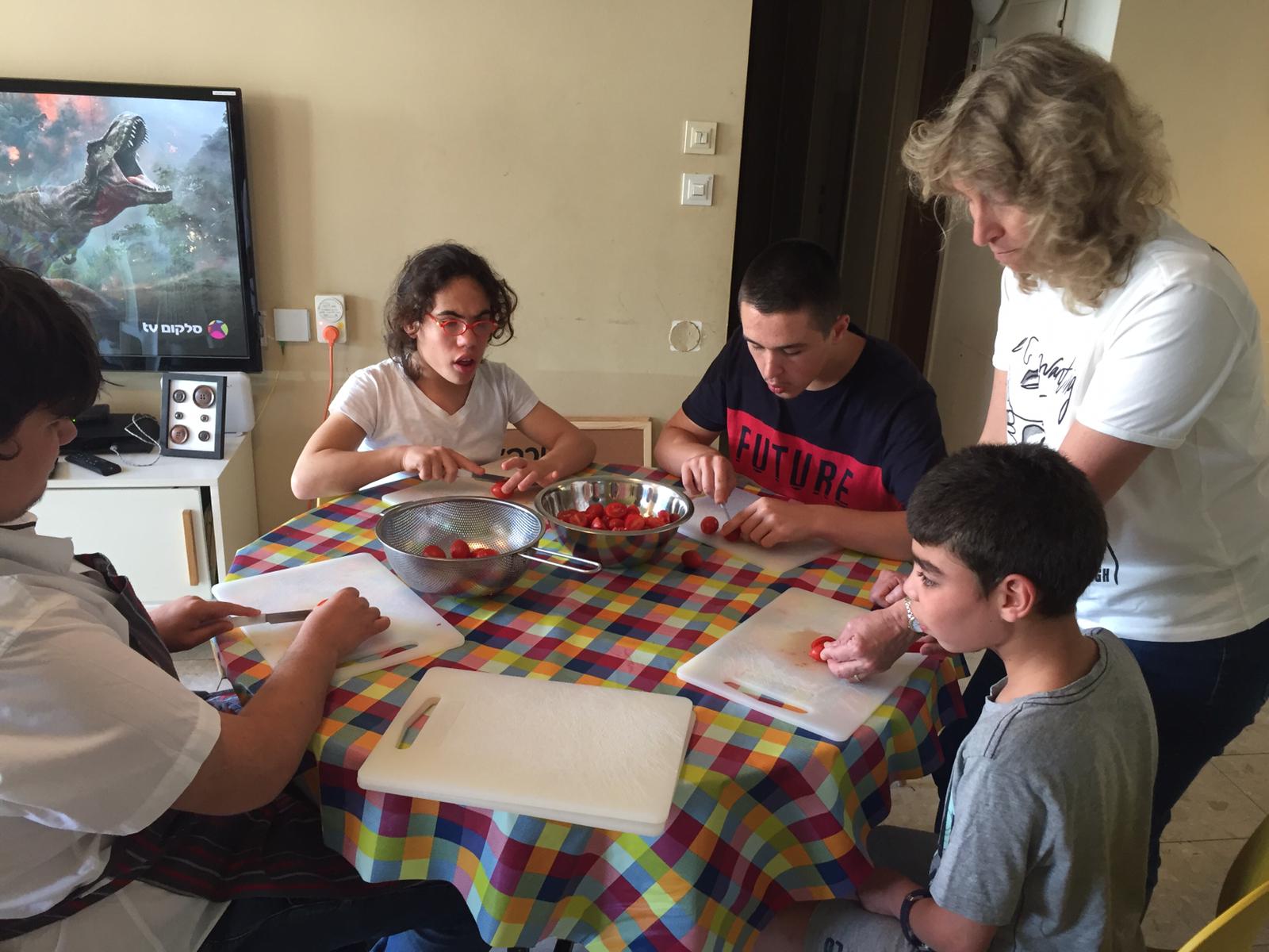 ילדי פרוייקט כפתור והשף איל לביא