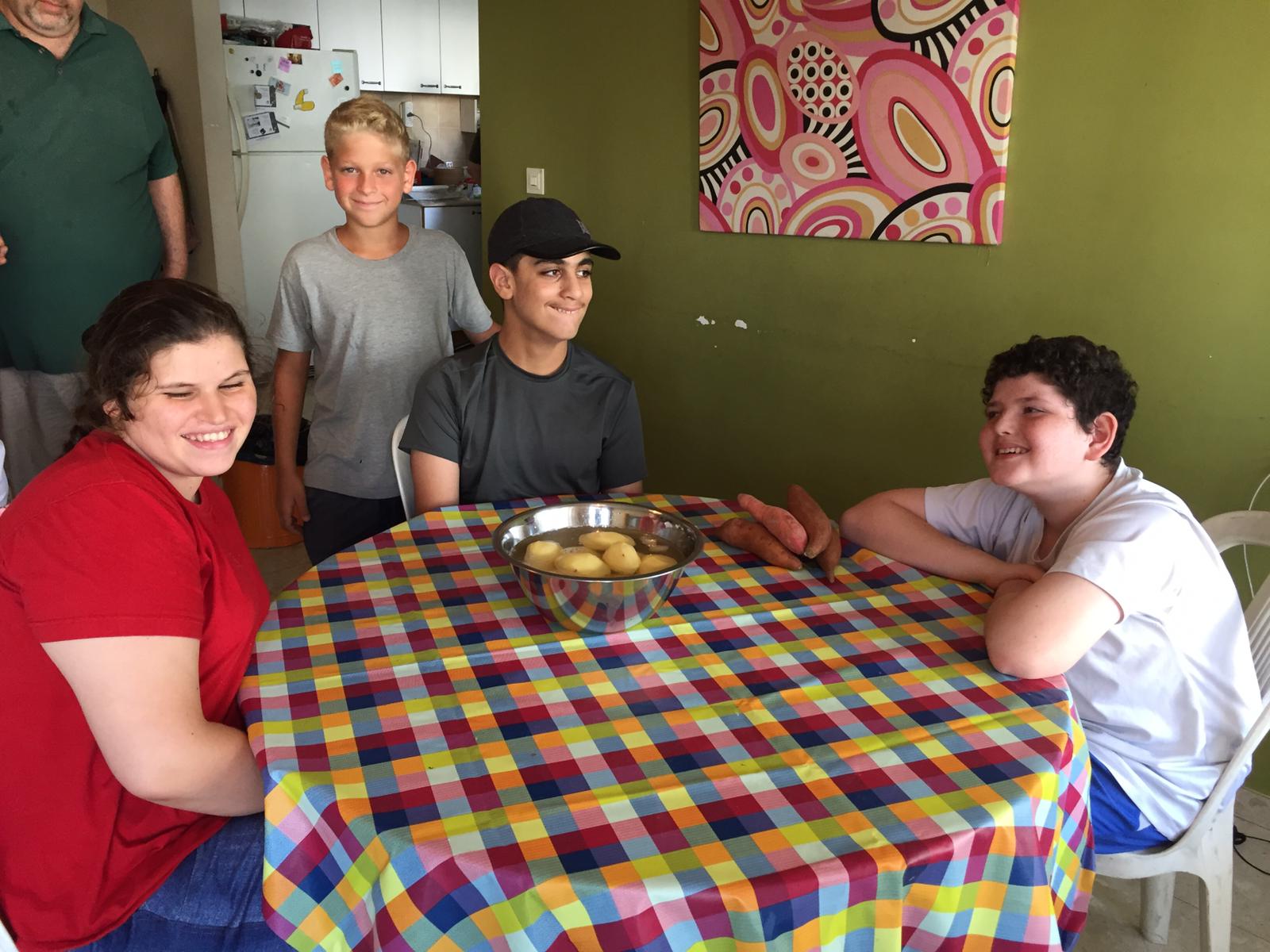 ילדי פרוייקט כפתור והשף איל לביא