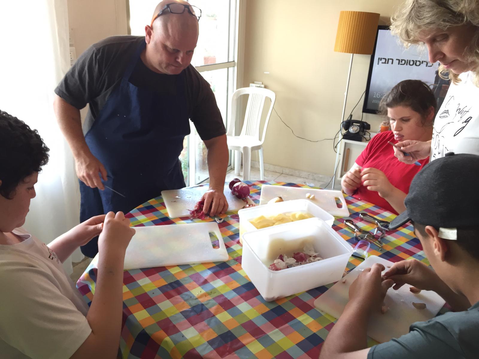 ילדי פרוייקט כפתור והשף איל לביא