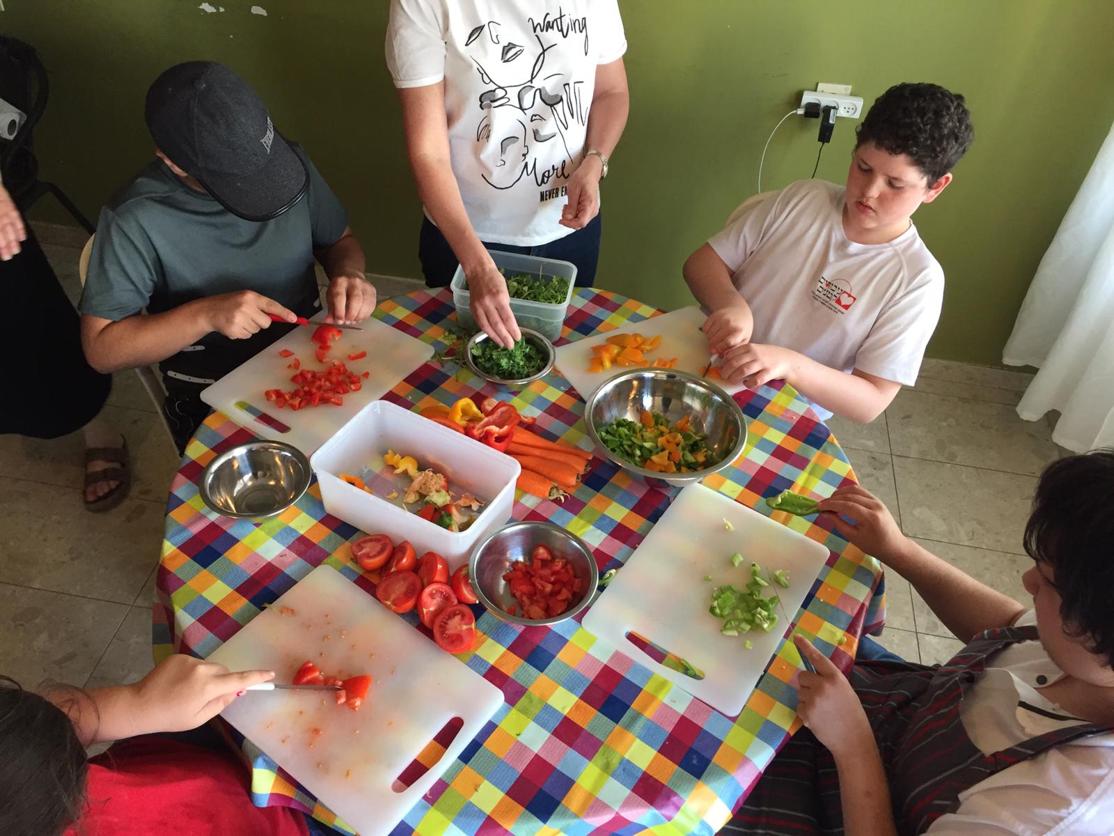 ילדי פרוייקט כפתור והשף איל לביא