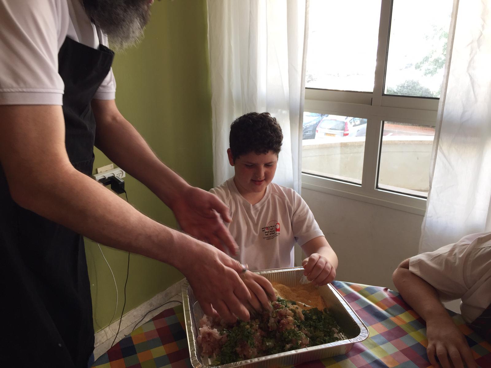 ילדי פרוייקט כפתור והשף איל לביא