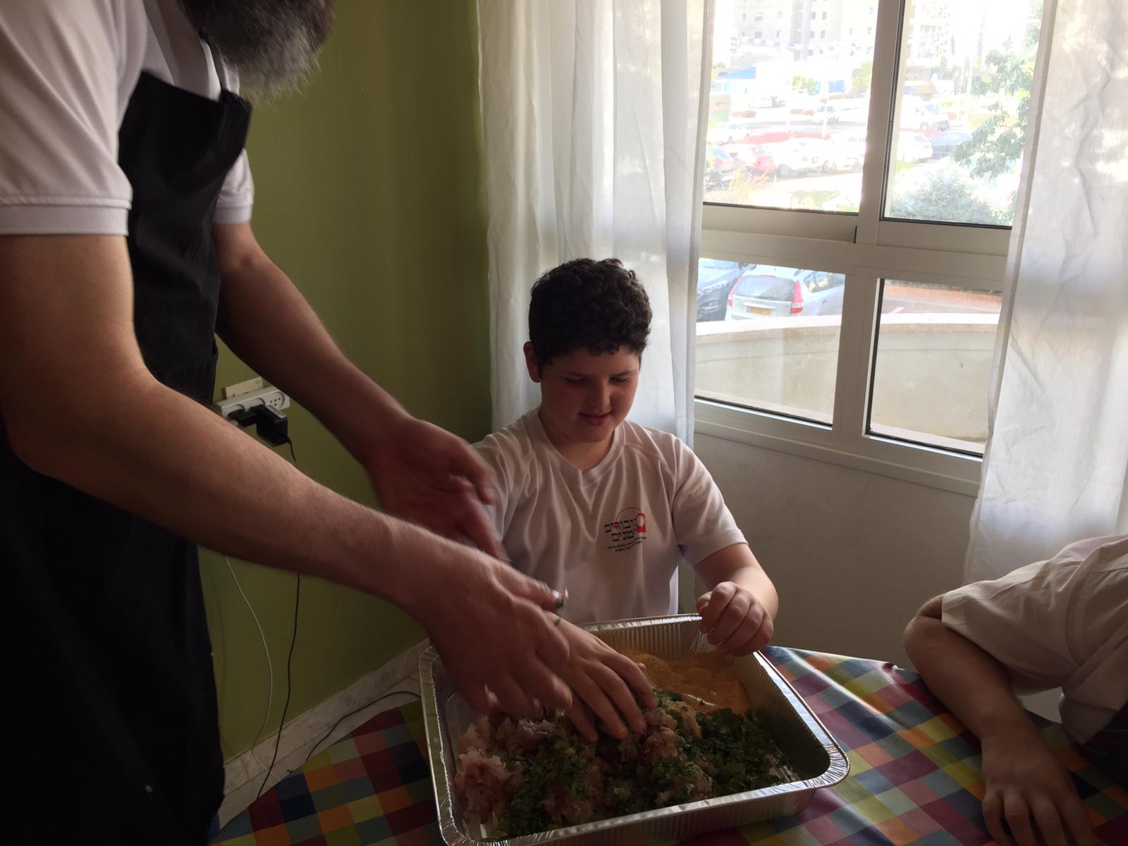 ילדי פרוייקט כפתור והשף איל לביא