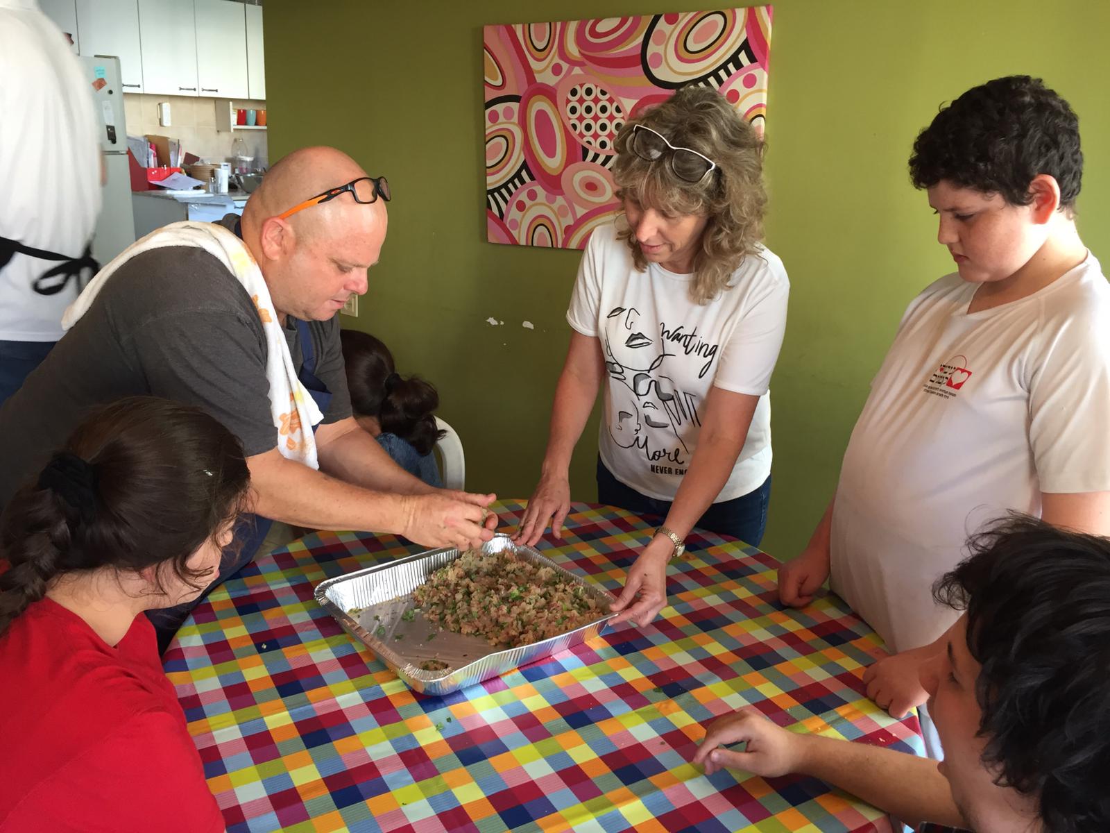 ילדי פרוייקט כפתור והשף איל לביא