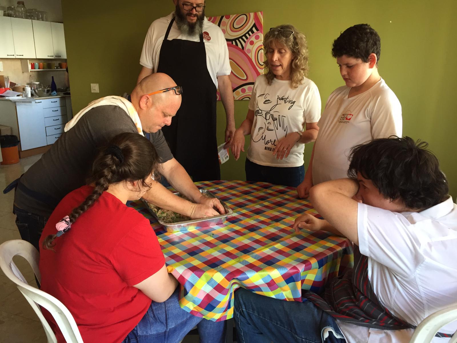 ילדי פרוייקט כפתור והשף איל לביא